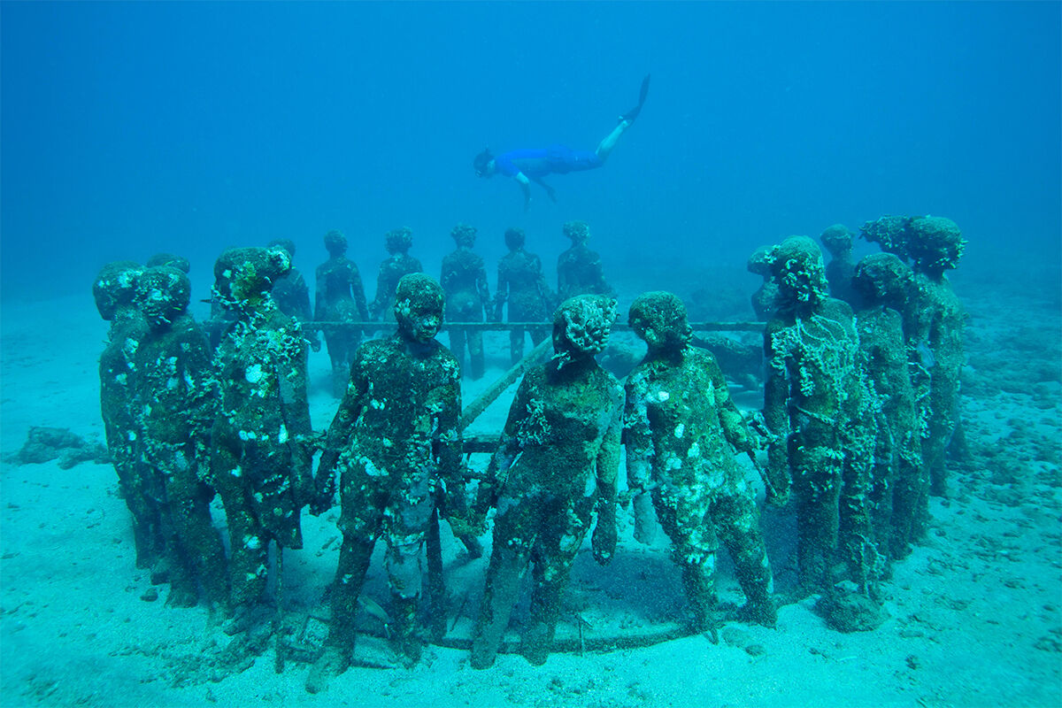 Zutritt nur mit Taucherbrille: die Unterwassergalerie von Jason deCaires Taylor vor Molinere. (Foto: Nature Picture Library/Alamy Stock Photo )