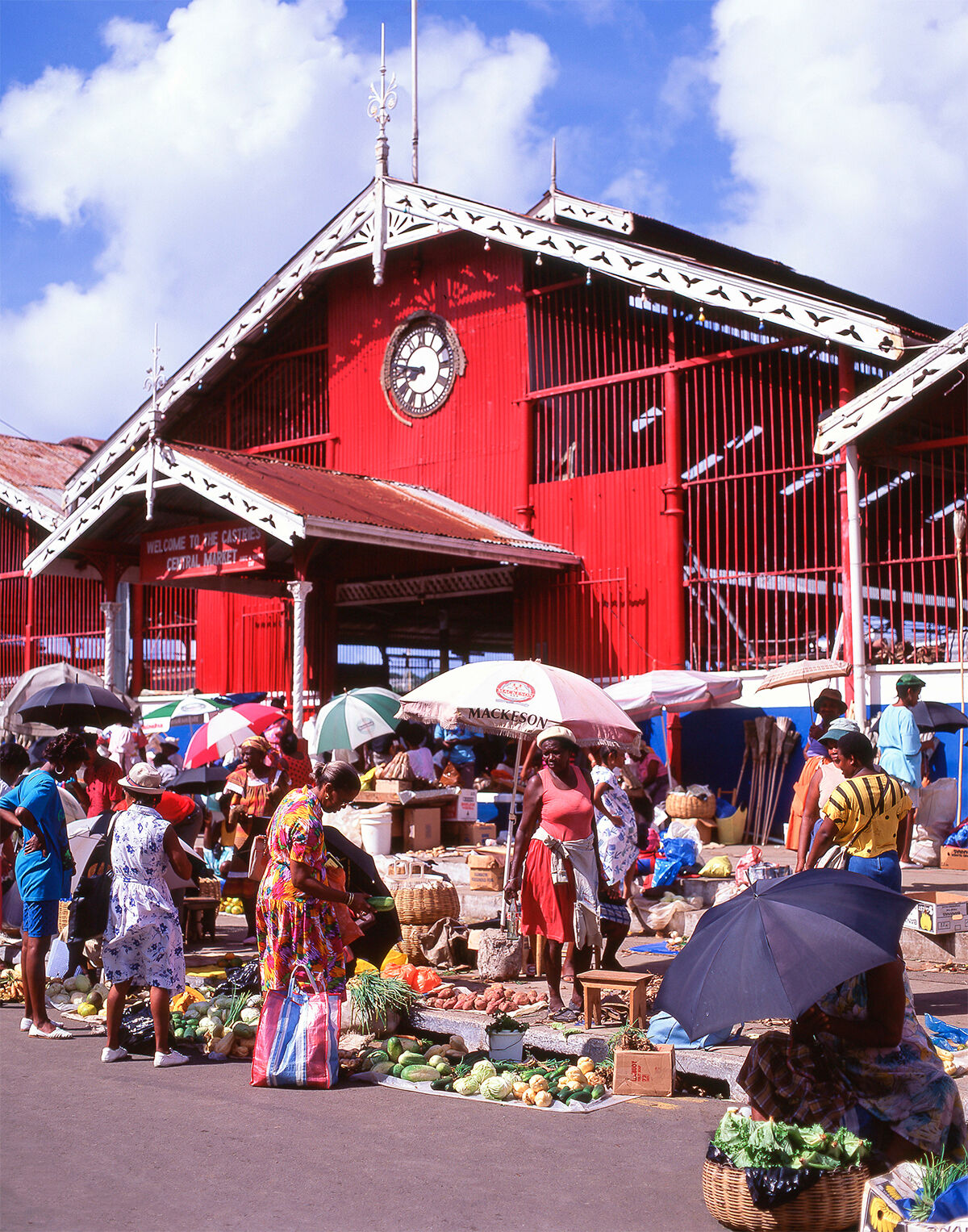 Auf dem Central Market in Castries gibt es alle Zutaten der köstlichen kreolischen Küche. (Foto: mauritius images /Greg Balfour Evans/Alamy Stock Photos)