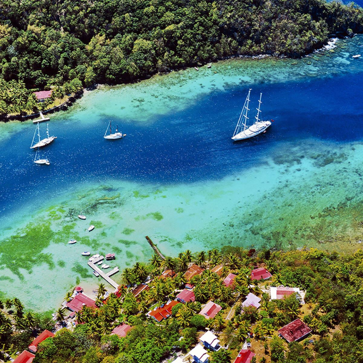 Die Marigot Bay an der Westküste von St. Lucia bietet Seglern Schutz vor Stürmen und gilt als eine der schönsten Buchten der Karibik. (Foto: David Matthew Lyons/Adobe Stock)