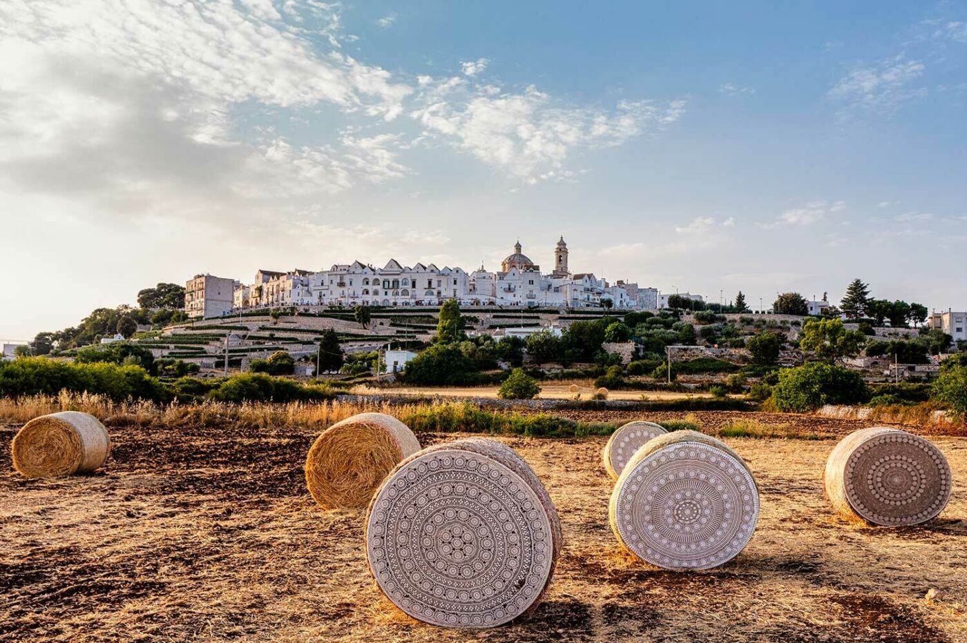 Die apulische Stadt Locorotondo, liegt im Valle d’Itria (Foto: Andrea Carro/Adobe Stock)