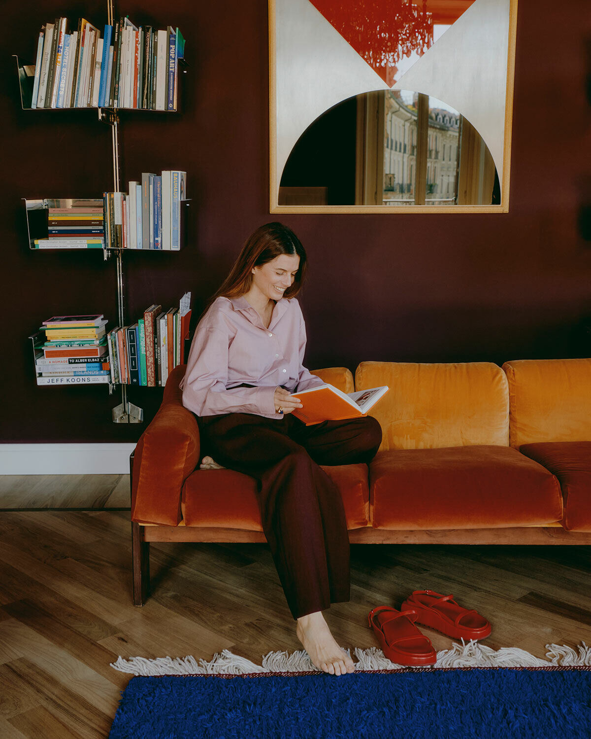 Carolina trägt eine bordeauxrote Bundfaltenhose und eine rosafarbene Hemdbluse, beides von The Row, über mytheresa.com. (Foto: Federico Barbieri)
