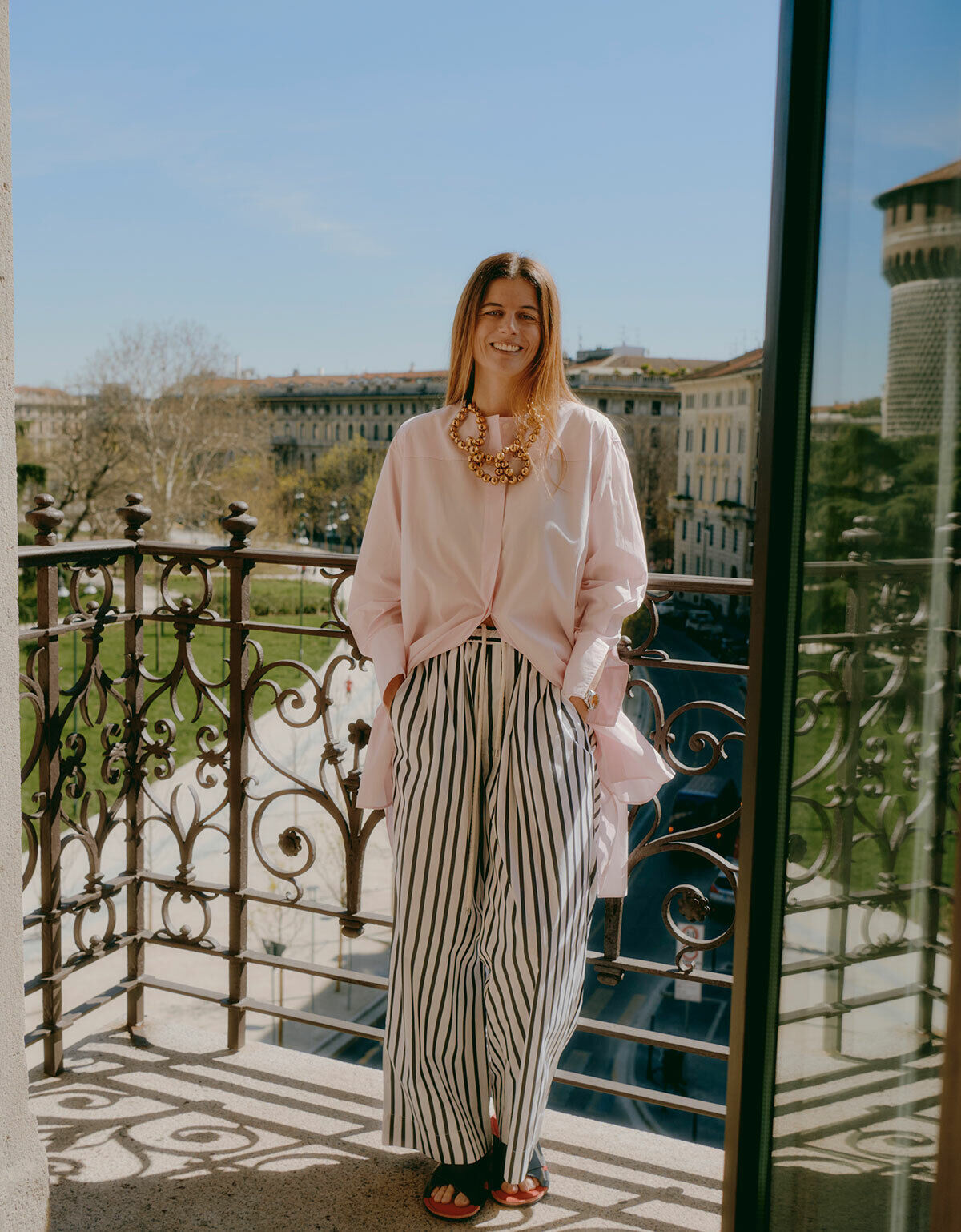 Etwas Hippie, etwas Glitzer: Zur gestreiften Hose von Plan C kombiniert Castiglioni eine lange Hemdbluse von Celine. (Foto: Federico Barbieri)