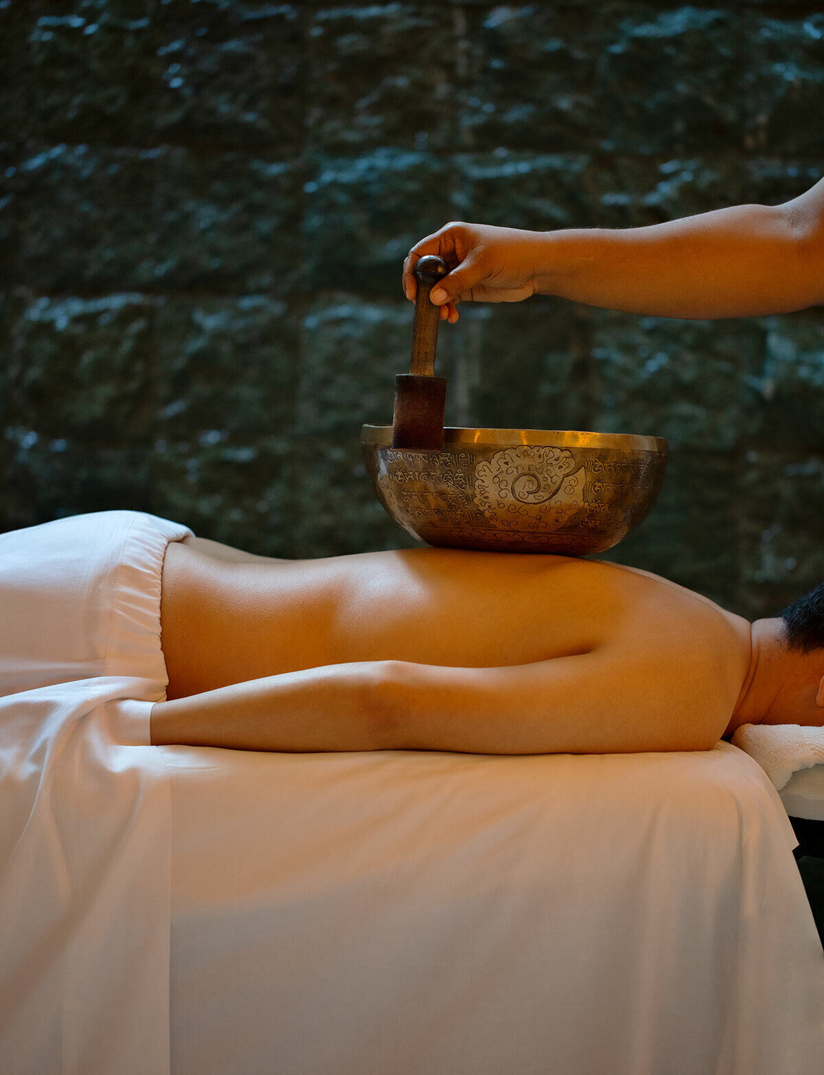 Klangschalen werden hier auch für die Massage eingesetzt. (Foto: Courtesy of Soneva Fushi)