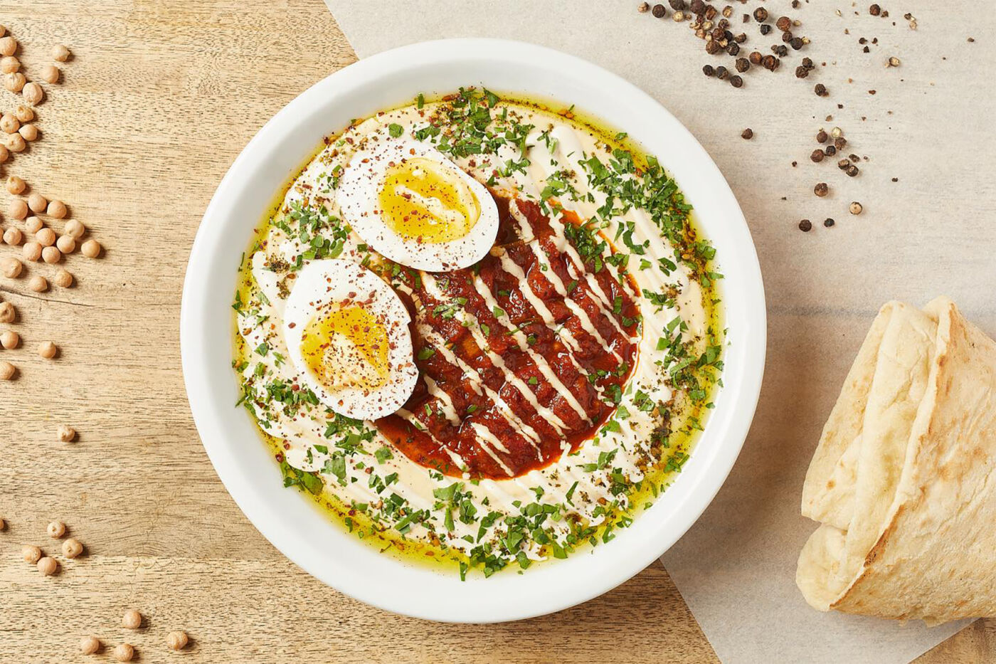 „Im Café Mugrabi in Kreuzberg esse ich immer Hummus und Shakshuka, ein israelisches Frühstücksgericht, das aber auch zum Mittagessen reicht.“(Foto: Café Mugrabi)