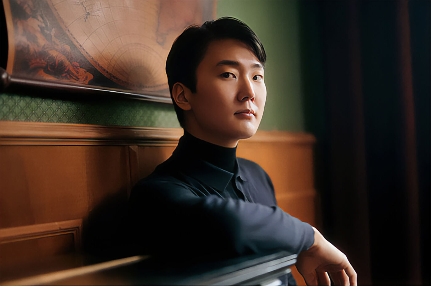 Geboren am 28. Mai 1994 in Seoul. Im Alter von sechs Jahren begann er dort mit der musikalischen Ausbildung am Klavier. Cho gewann 2015 die International Chopin Competition in Warschau. Zuvor studierte er drei Jahre in Paris. (Foto: Christopher Koestlin)