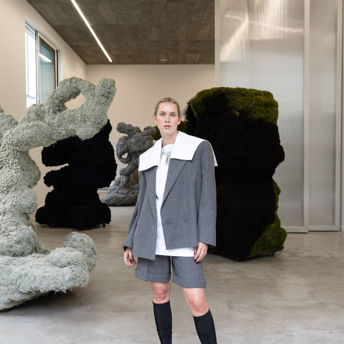 Manchmal liegt die Kunst darin, die richtige Frage zu stellen. Mit ihrer Ausstellung „Is this even real?“ regt Klinkenberg zum Nachdenken über Natur, Mensch und Metaphysik an. (Foto: Charlott Cobler)