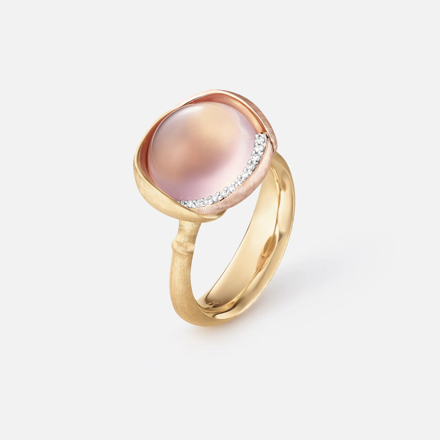 MYSTISCH „Lotus“-Ring aus Gelb- und Roségold mit einem Rosenquarz und Diamanten, von Ole Lynggaard Copenhagen, um 5300 Euro