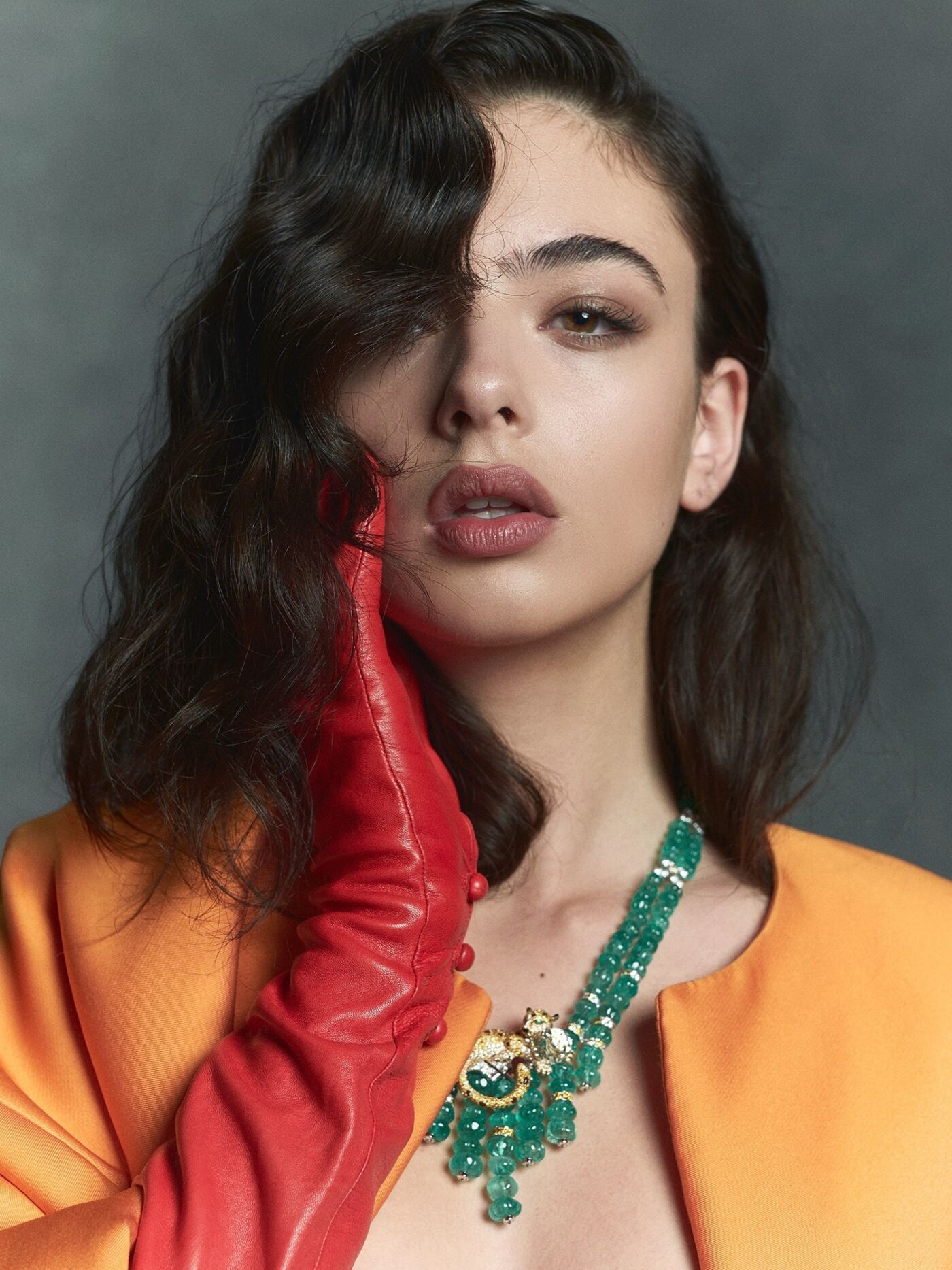Deva Cassel erinnert in ihrer Kostümjacke aus Seidenduchesse an die Hollywood-Sirenen der Forties. (Foto: Zeb Daemen)