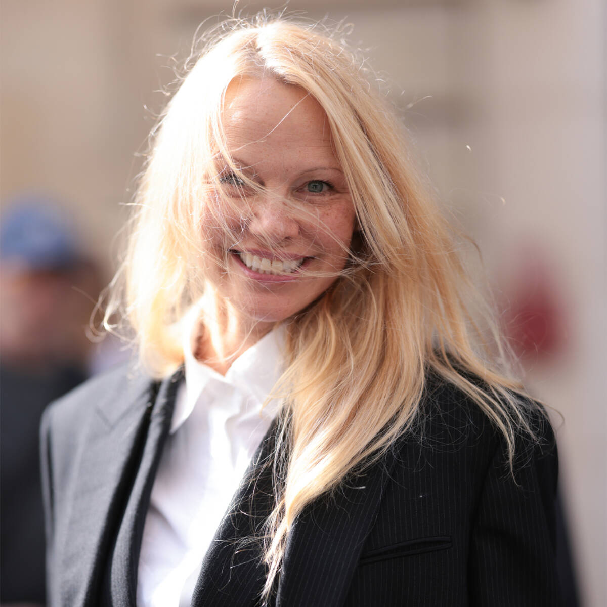 Ungeschminkt zur Fashion Week in Paris: Pamela Anderson. (Foto: Jeremy Moeller/Getty Images)
