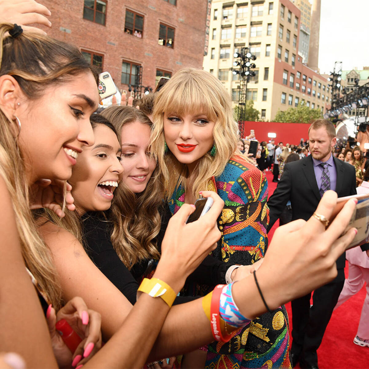 Unter den Swifties, den Fans von Taylor Swift, herrscht großes Gemeinschaftsgefühl. (Foto: Kevin Mazur/Getty Images)