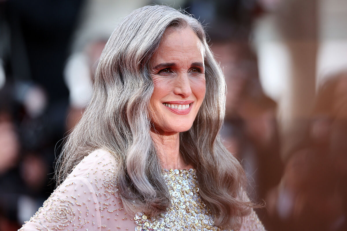 Schauspielikone Andie MacDowell zeigt, wie Foundations für reife Haut den Teint strahlen lassen und feine Linien sanft kaschieren. (Foto: Getty Images)