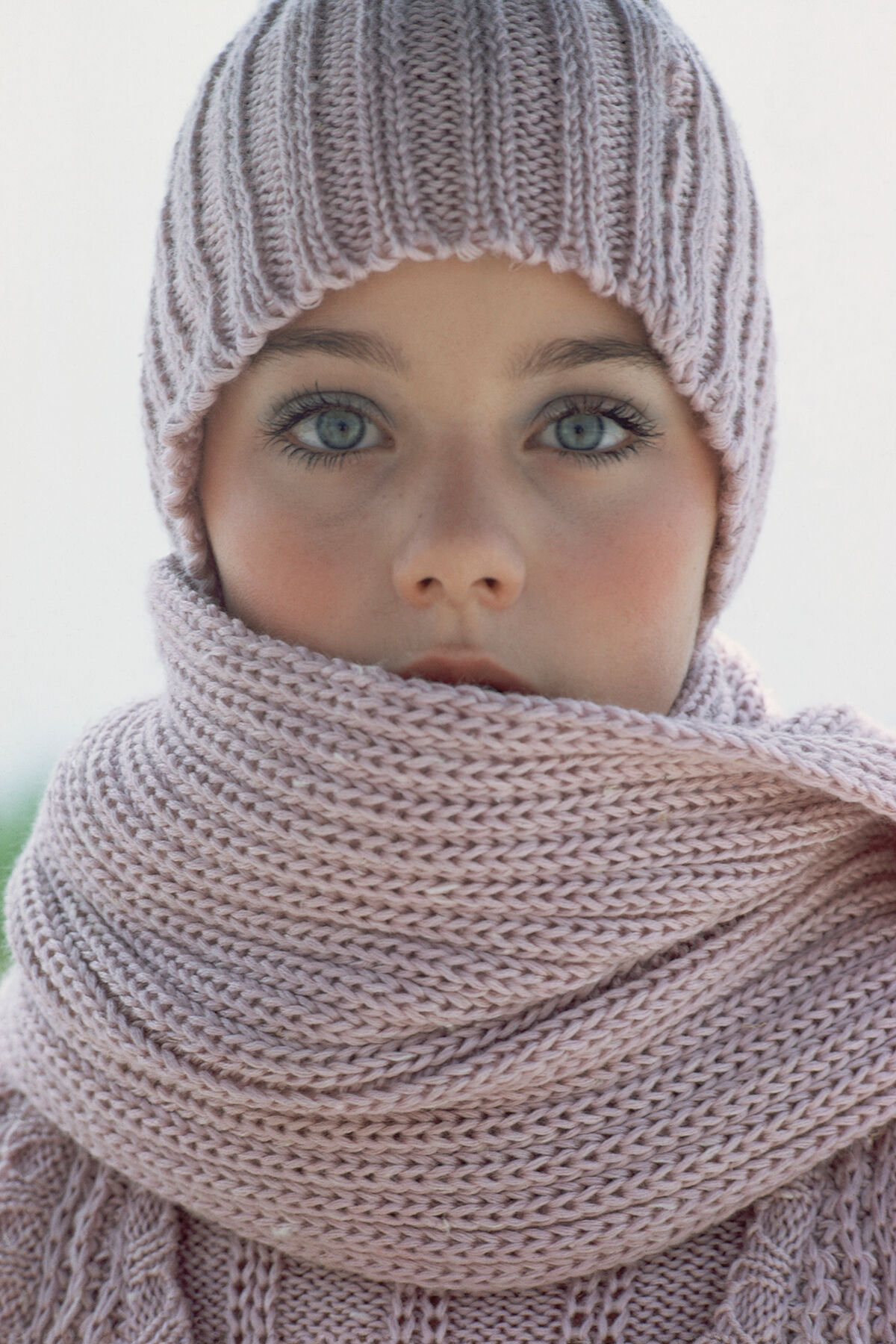 Die richtige Pflege macht den Unterschied – mit passenden Tools bleibt hochwertige Wolle dauerhaft schön. (Foto: Getty Images/Conde Nast Collection)