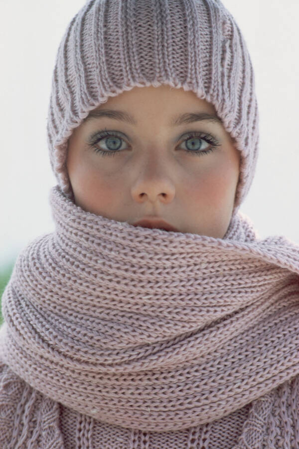 Die richtige Pflege macht den Unterschied – mit passenden Tools bleibt hochwertige Wolle dauerhaft schön. (Foto: Getty Images/Conde Nast Collection)