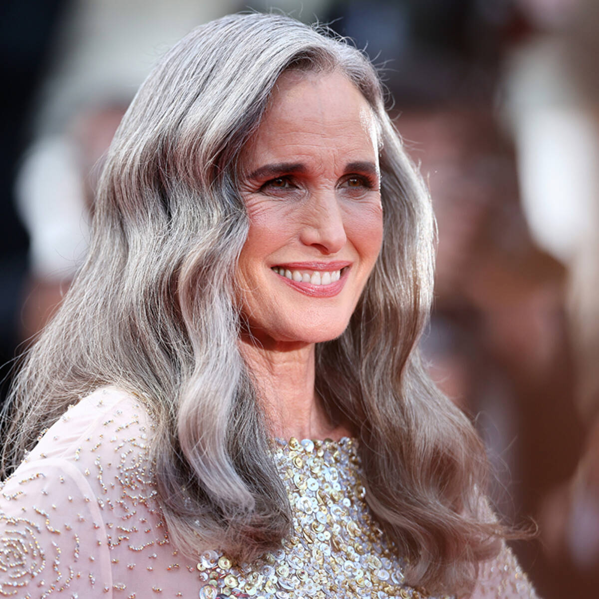 Schauspielikone Andie MacDowell zeigt, wie Foundations für reife Haut den Teint strahlen lassen und feine Linien sanft kaschieren. (Foto: Getty Images)