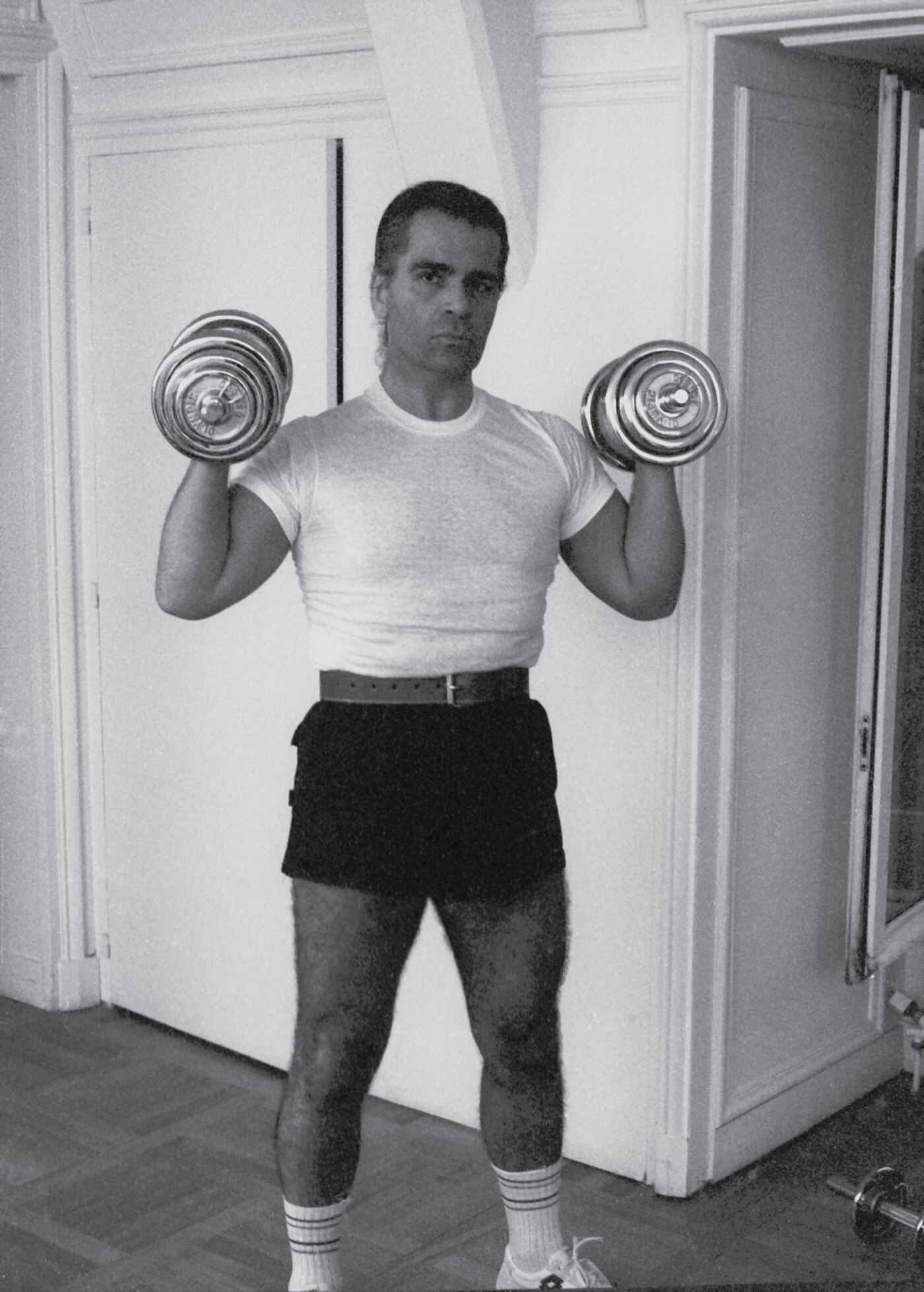 Karl Lagerfeld, 1983 (Foto:  Guy Marineau / Karl Lagerfeld: A Fashion History by Marie Ottavi, Rizzoli, 2025)
