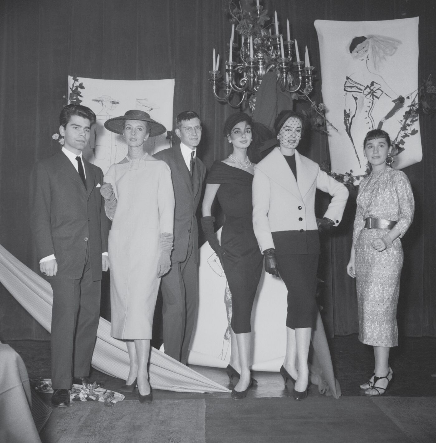Karl Lagerfeld, Yves Mathieu-Saint-Laurent und Colette Bracchi (ganz rechts), im Bild mit ihren Modellen bei einem Modedesign-Wettbewerb, 1954 (Foto: Keystone France/Gamma Rapho / Karl Lagerfeld: A Fashion History by Marie Ottavi, Rizzoli, 2025)