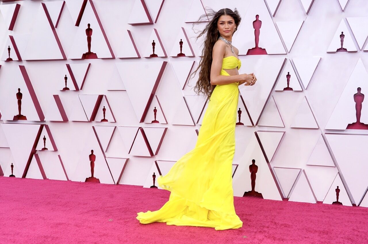 Zendaya in strahlendem Gelb von Valentino. (Foto: Pool/Getty Images)