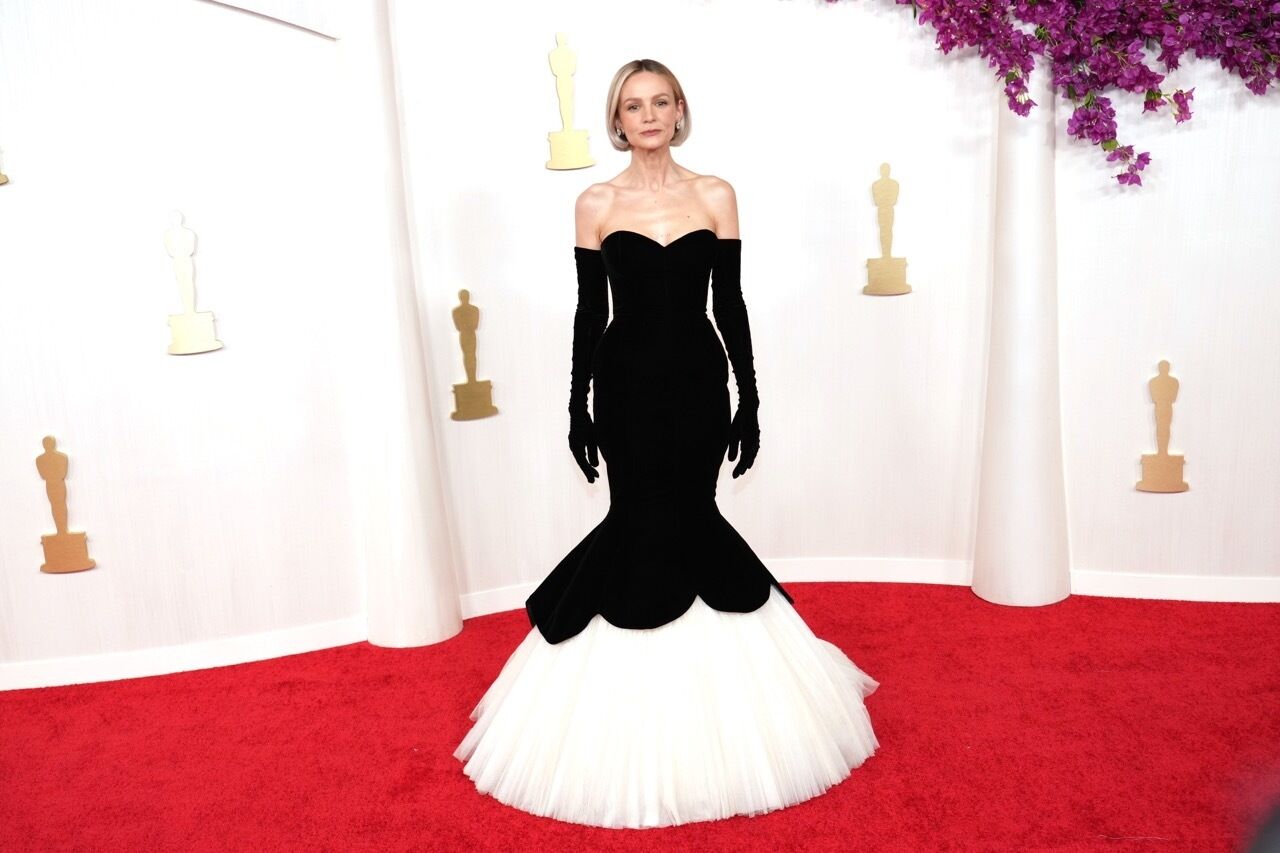 Carey Mulligan trug bei den Oscars 2024 Balenciaga. (Foto: Jeff Kravitz/Getty Images)