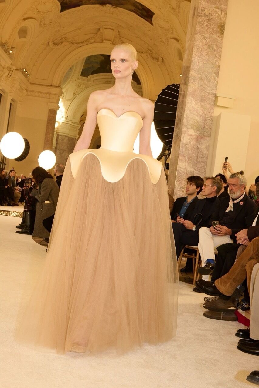 Haute Couture Look von Schiaparelli (Foto: courtesy of Schiaparelli)