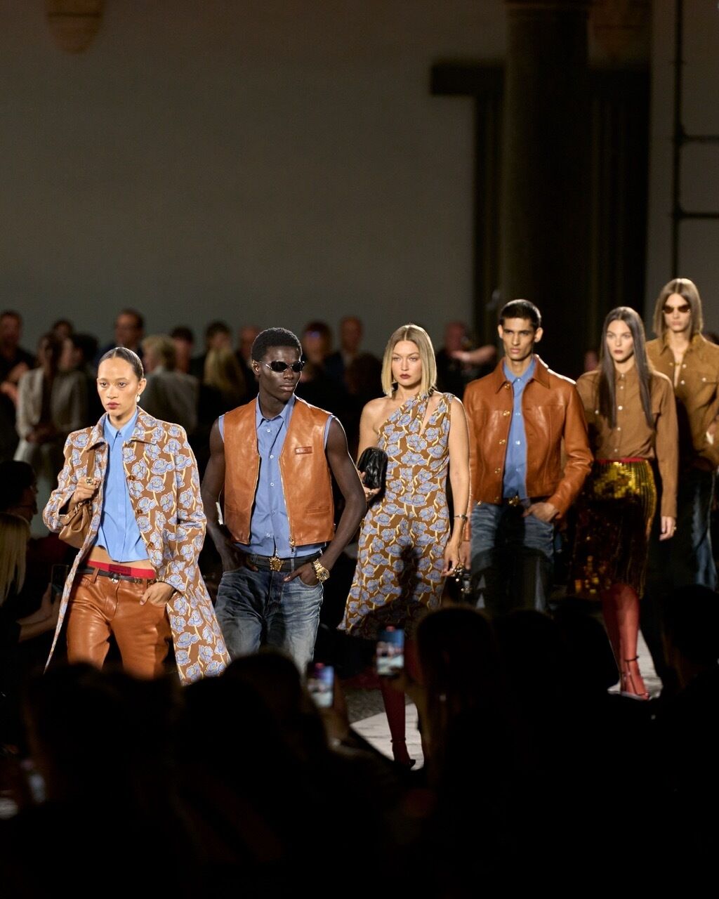 Hier erfahren Sie alle Basics und die grundlegenden Vokabeln, die Sie für den Fashion Month brauchen! (Foto: Versace)