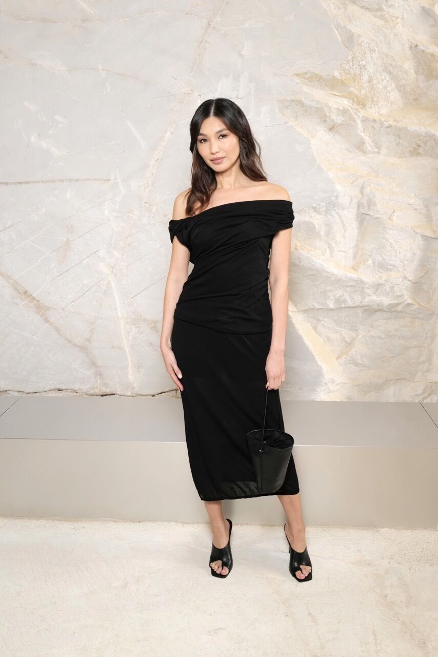 Gemma Chan bei der COS Spring/Summer 2025 Runway Show in Athen (Foto: Darren Gerrish)