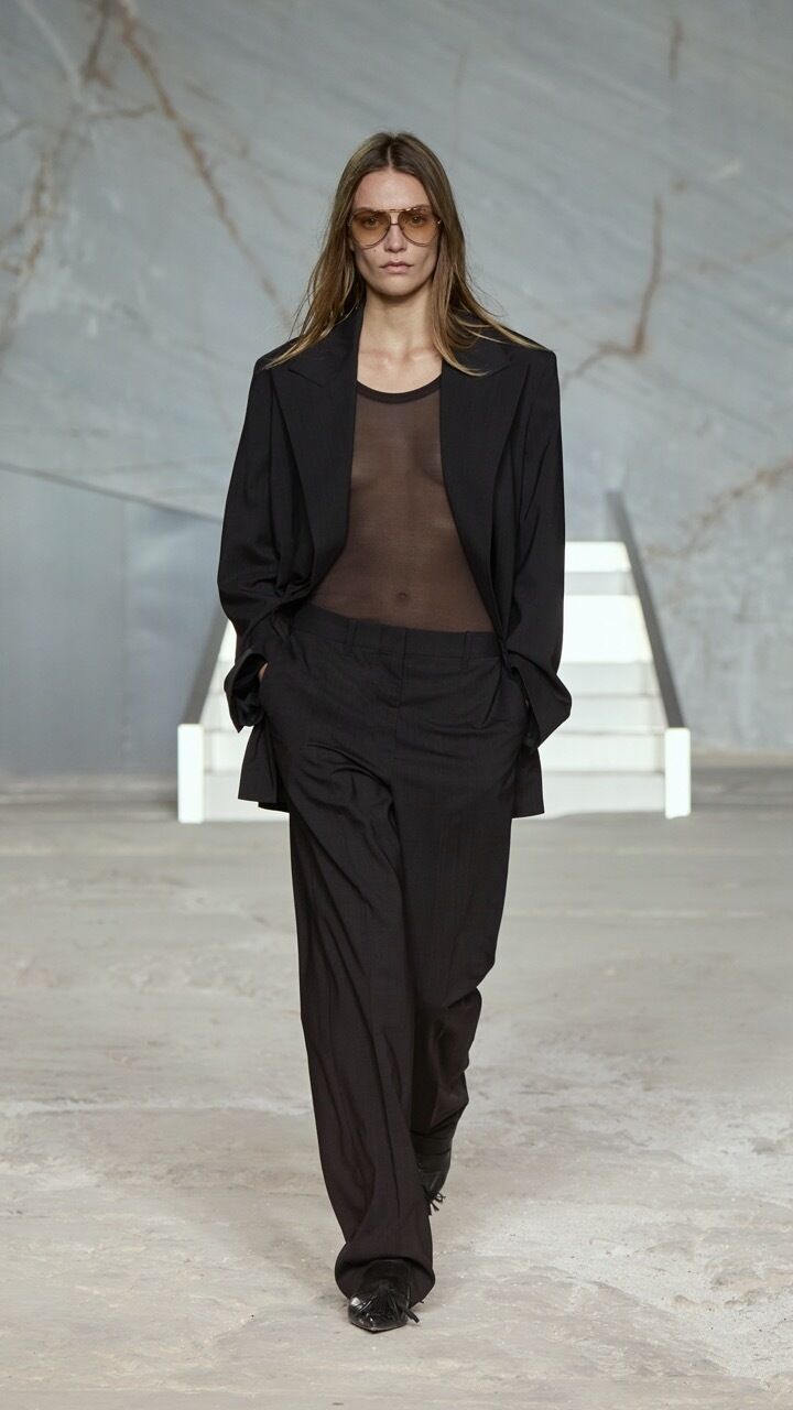 Runway-Look von der COS Spring/Summer Show 2025 (Foto: Isidore Montag/Gorunway.com)