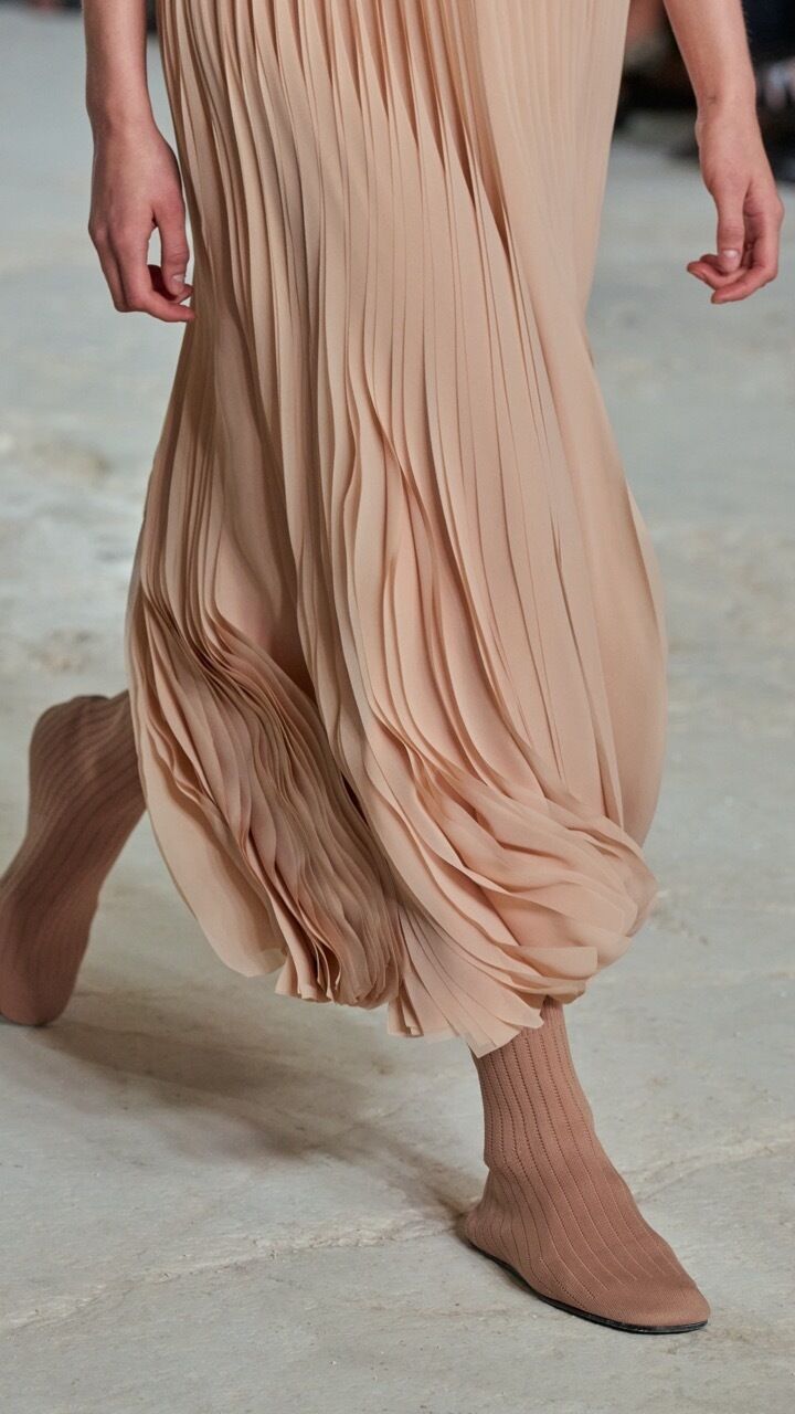 Detail von der COS Spring/Summer Show 2025 (Foto: Armando Grillo/Gorunway.com)
