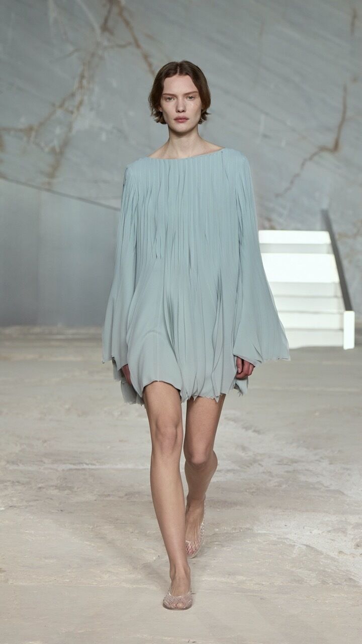 Runway-Look von der COS Spring/Summer Show 2025 (Foto: Isidore Montag/Gorunway.com)
