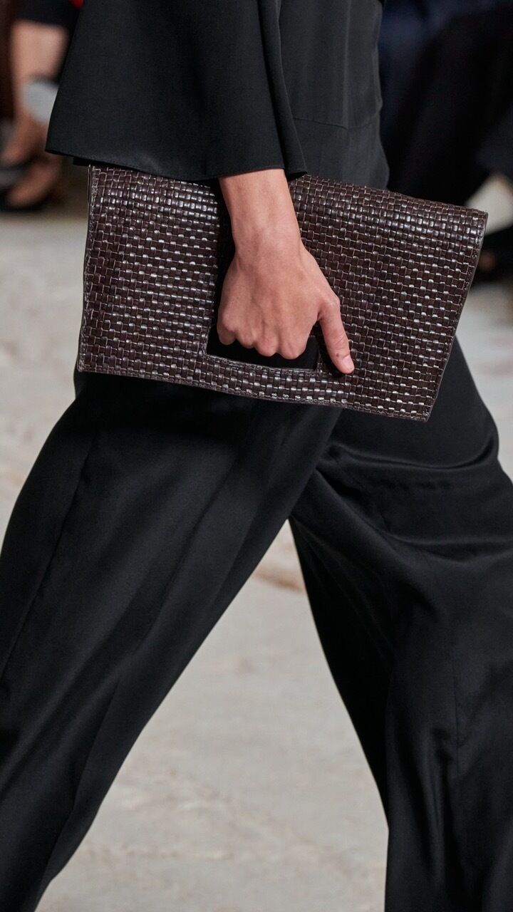 Detail der COS Spring/Summer Show 2025 (Foto: Armando Grillo/Gorunway.com)