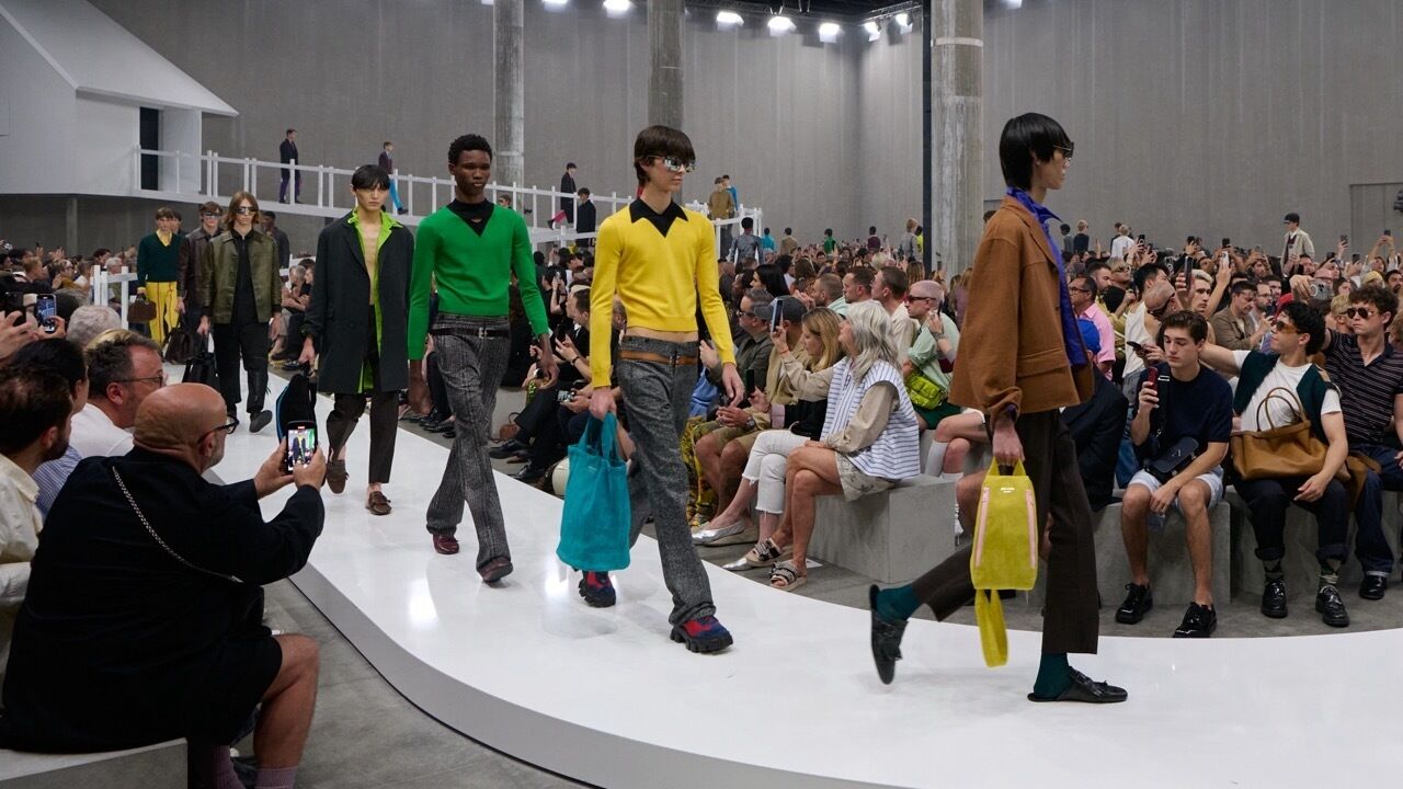 Bei Prada ging es in der Frühjahr-/Sommerkollektion 2025 bunt zu! Mut zur Farbe ist diese Saison Programm. (Foto: Prada)