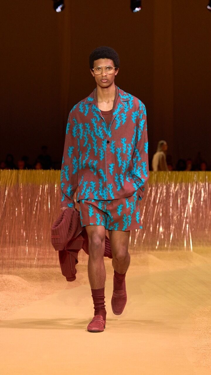 Stilvoller Zweiteiler bei Zegnas Spring Summer 2025 Show mit einem Print in Türkis und Braun. (Foto: Filippo Fior)