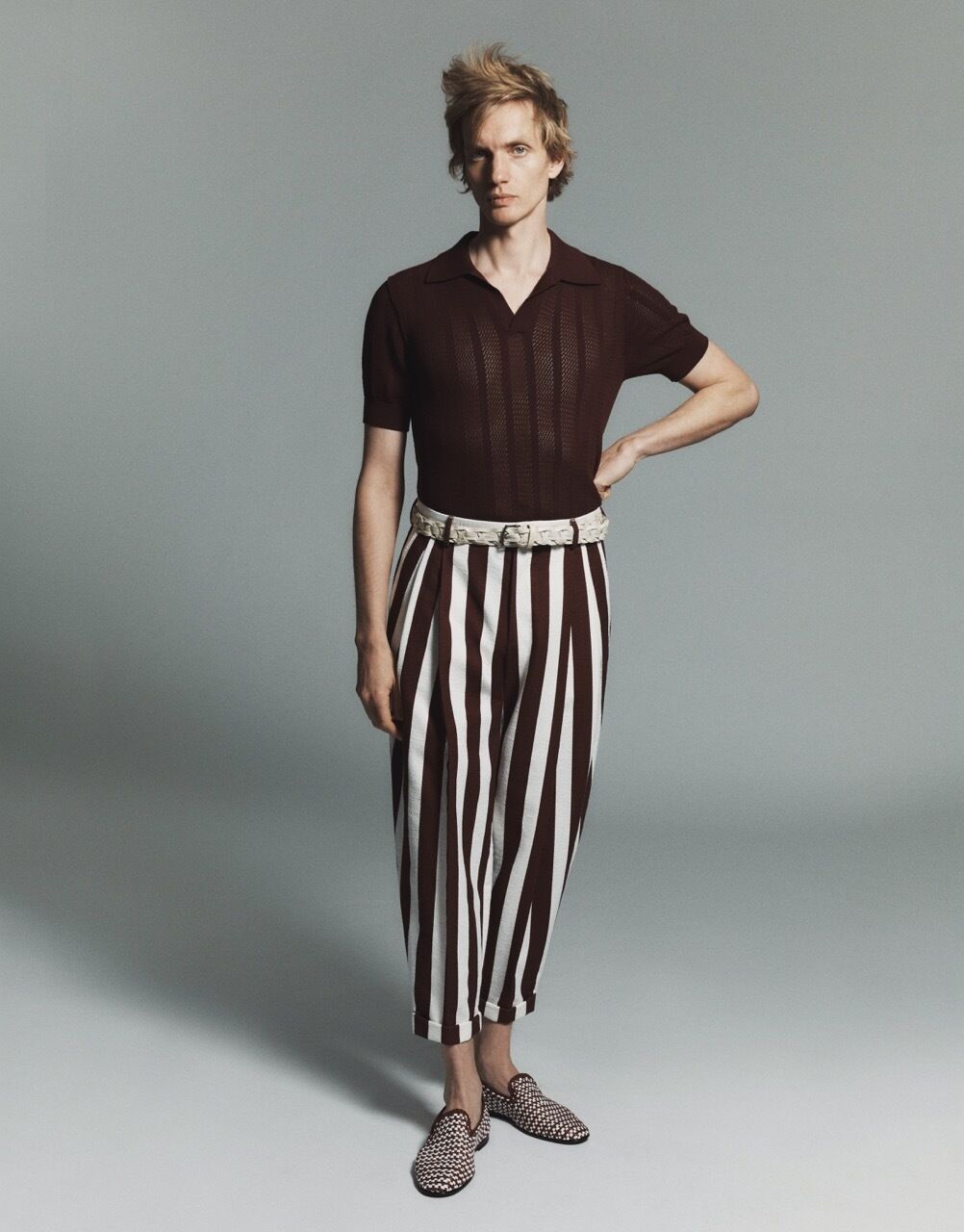 Dieser Trend heißt nicht gleich, im durchsichtigen Hemd durch die Straßen zu laufen! Sondern auf unterschwellige Transparenz durch lichtdurchlässigen Materialien zu setzen. (Foto: Adriano Russo)