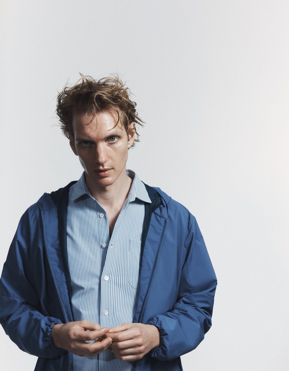 Leichte Wind- und Regenjacken sehen auch zum klassischen Hemd schön aus und verleihen der Alltagsgarderobe frischen Wind. (Foto: Adriano Russo)