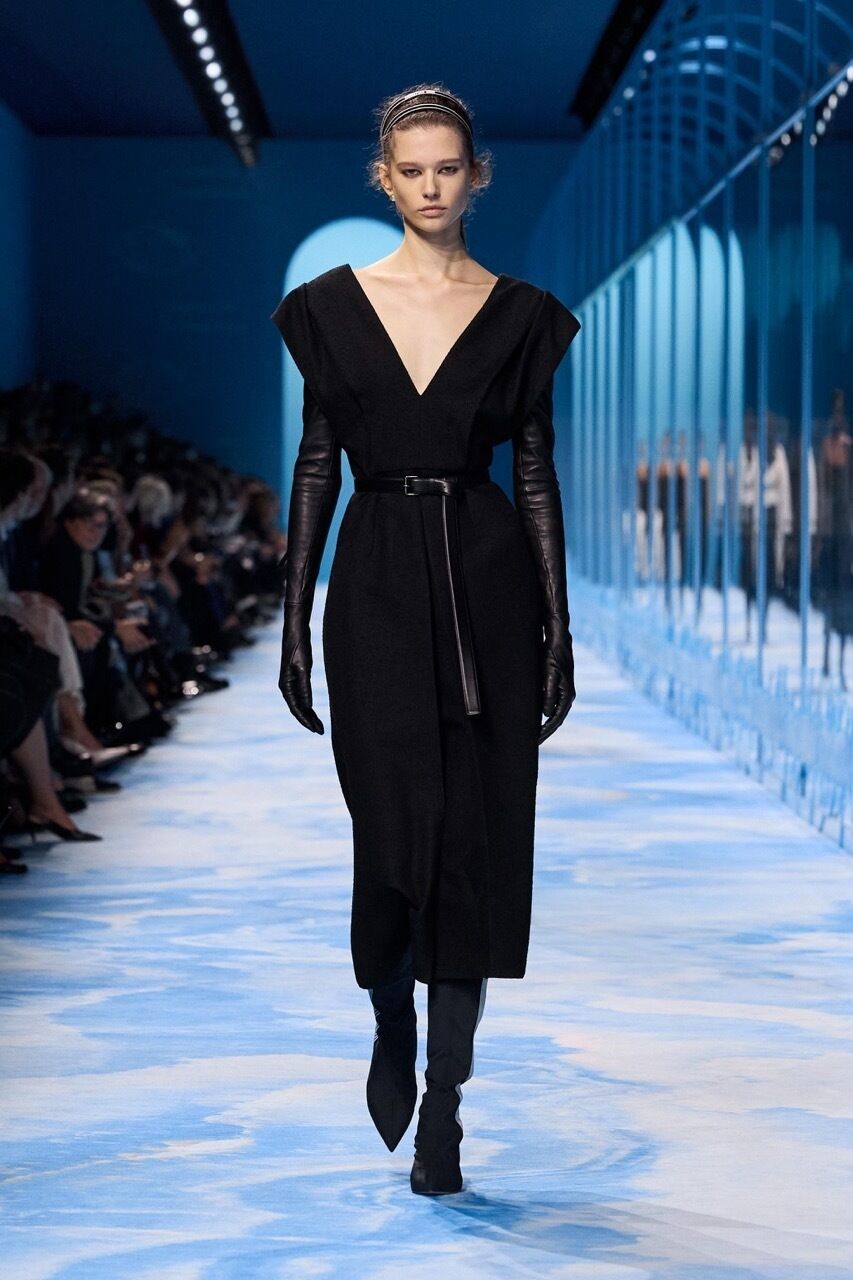 Ein Gürtel auf der Taille ist ein Sanduhr-Garant! Vor allem Ton in Ton mit dem Outfit, gesehen bei der Dior Frühjahr-/Sommerkollektion 2025. (Foto: Dior PR)