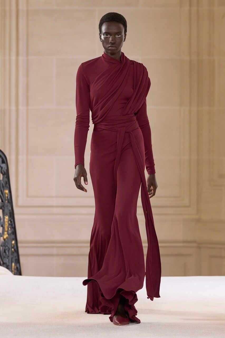 Wickelmodelle wirken nicht nur raffiniert, sie kaschieren auch Problemzonen. Gesehen bei der Giambattista Valli Herbst-/Winterkollektion 2025. (Foto: Giambattista Valli PR)