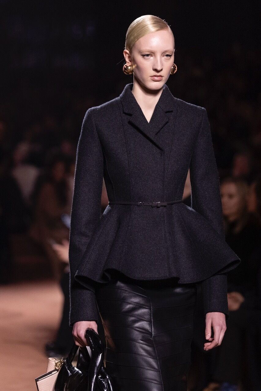 Der Peplum-Look wird zusätzlich durch einen schmalen Taillengürtel verstärkt, gesehen bei der Fendi Herbst-/Winterkollektion 2025. (Foto: Fendi PR)