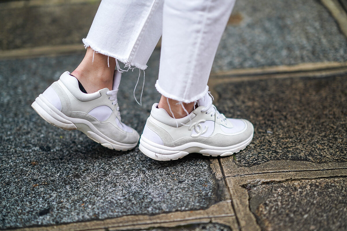 Weiße Sneaker sind echte Allrounder – mit unseren einfachen Pflegetipps bleiben sie strahlend sauber und sehen aus wie neu. (Foto: Getty Images)