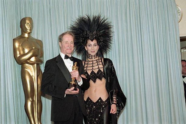 Cher in einem Kleid von Designer Bob Mackie bei den Oscars 1986. (Foto: Getty Images)