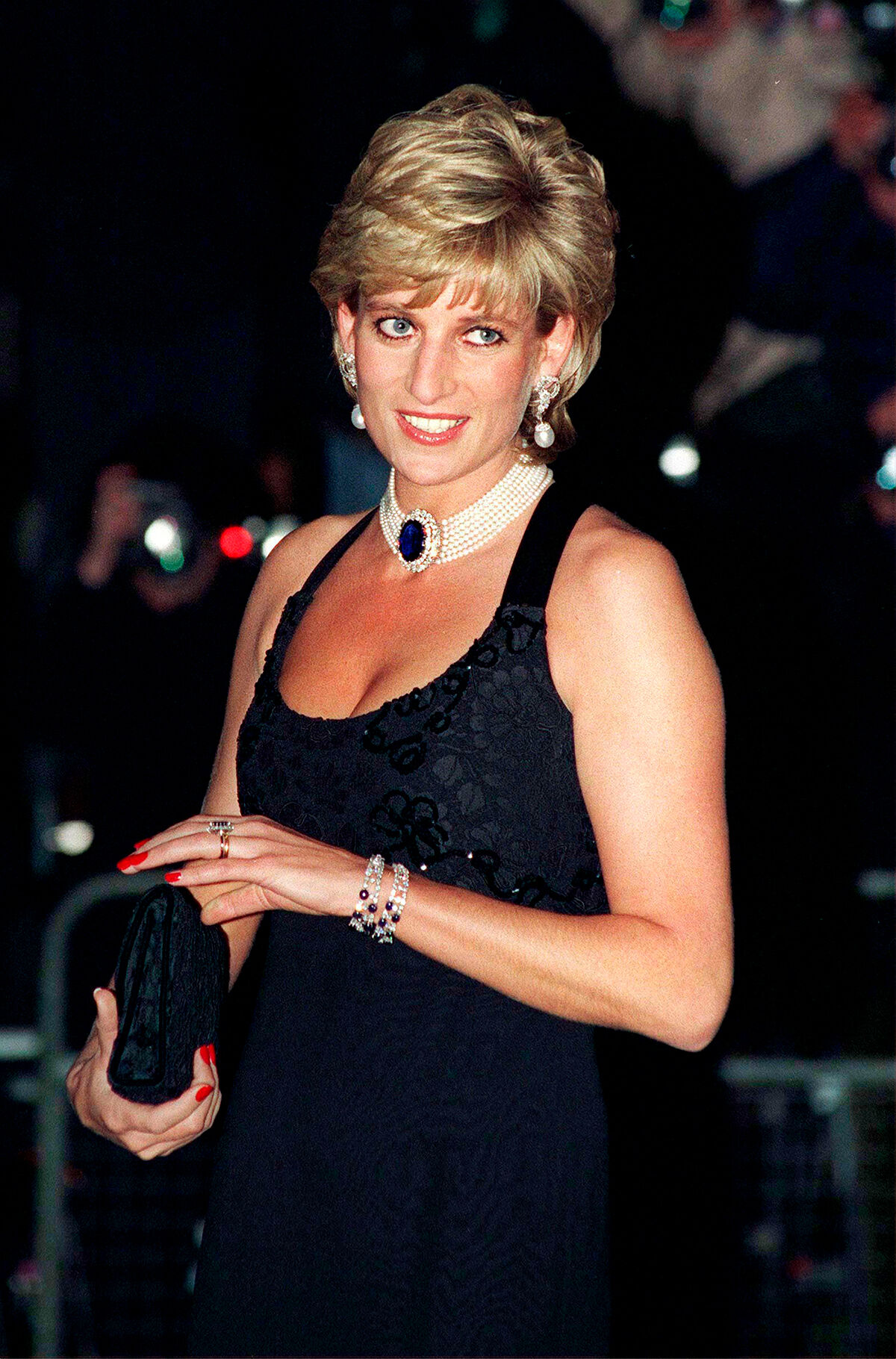 Bei einer Gala zugunsten der Krebsforschung erschien Diana in einem bodenlangen Kleid des marokkanischen Designers Jacques Azagury, der sie regelmäßig einkleidete. Dazu trug sie ein auffälliges Perlencollier. (Foto: Getty Images)