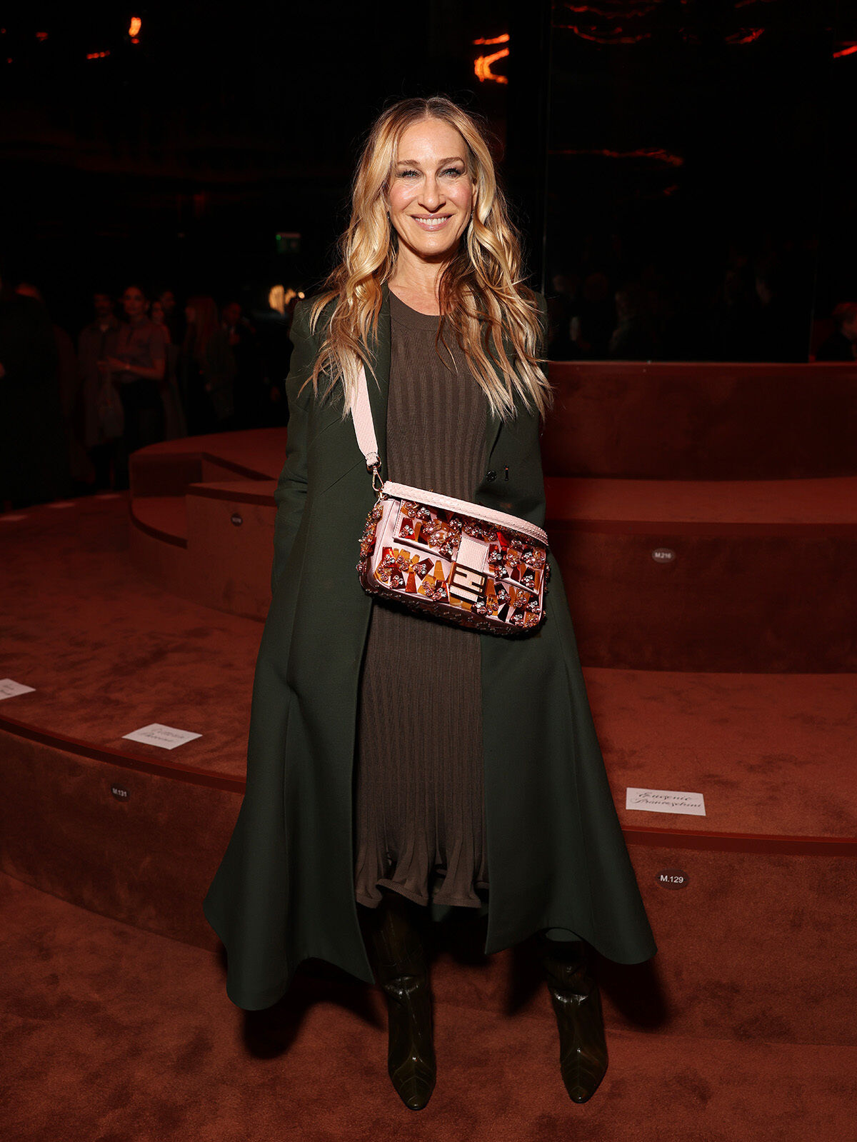 Seit „Sex and the City“ ist Sarah Jessica Parker aus der Modewelt nicht wegzudenken und begeistert auch mit 60 Jahren mit Ihrem Stil. (Foto: Courtesy of Fendi)