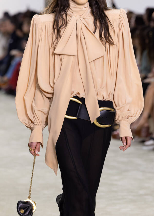 Ob Taillengürtel zum Blazer oder Statement-Piece zur Jeans – wir zeigen die trendigsten Gürtel-Modelle 2025 und wie man sie stilvoll kombiniert. (Foto: Chloe)