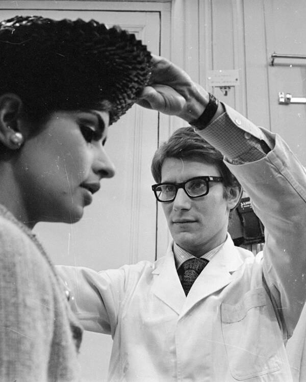 Yves Saint Laurent bei der Arbeit mit einem Model in seinem eigenen Modehaus in Paris. (Foto: Getty Images)