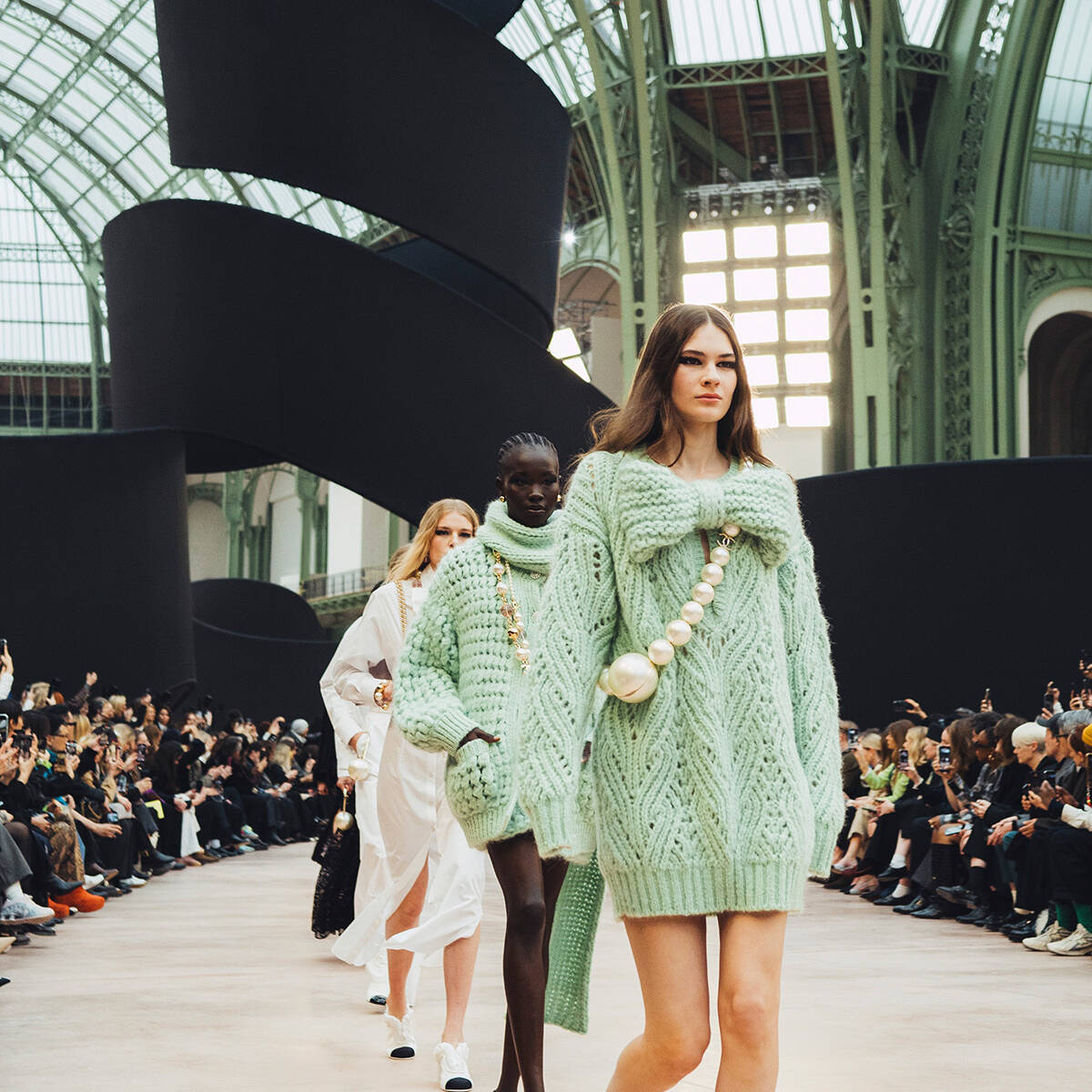 Mode ist ein Spiegel der Gesellschaft, ein Ausdruck von Zeitgeist und Individualität. Doch wie entstehen Modetrends eigentlich? (Foto: Chanel)