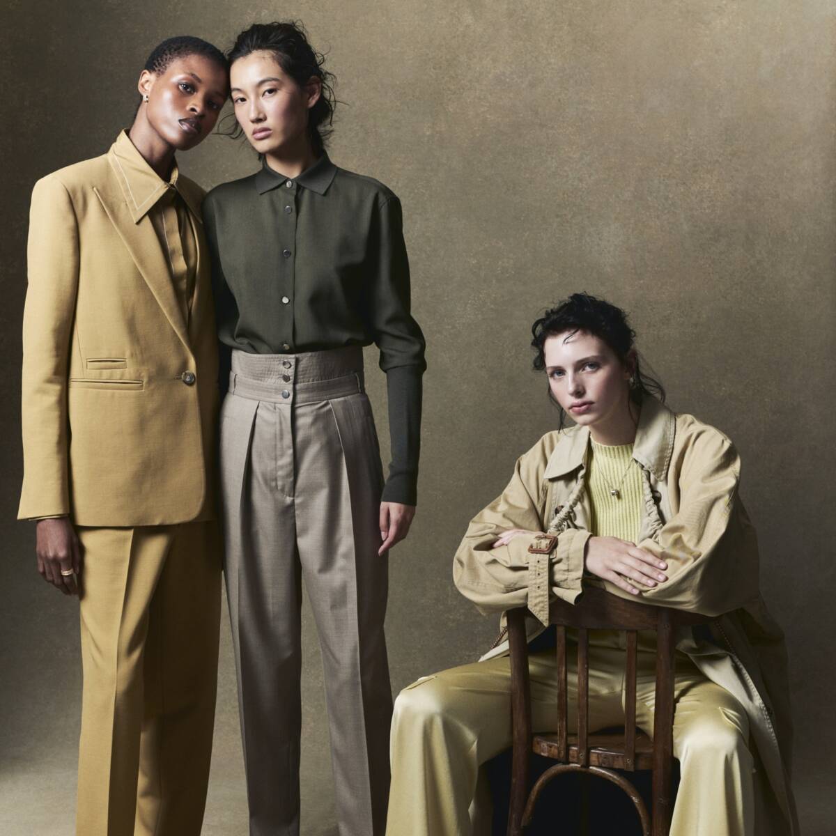 Ob Trenchcoat oder Kleines Schwarzes – echte Modeklassiker überdauern Trends und begleiten uns durch jede Saison. (Foto: Zeb Daemen)