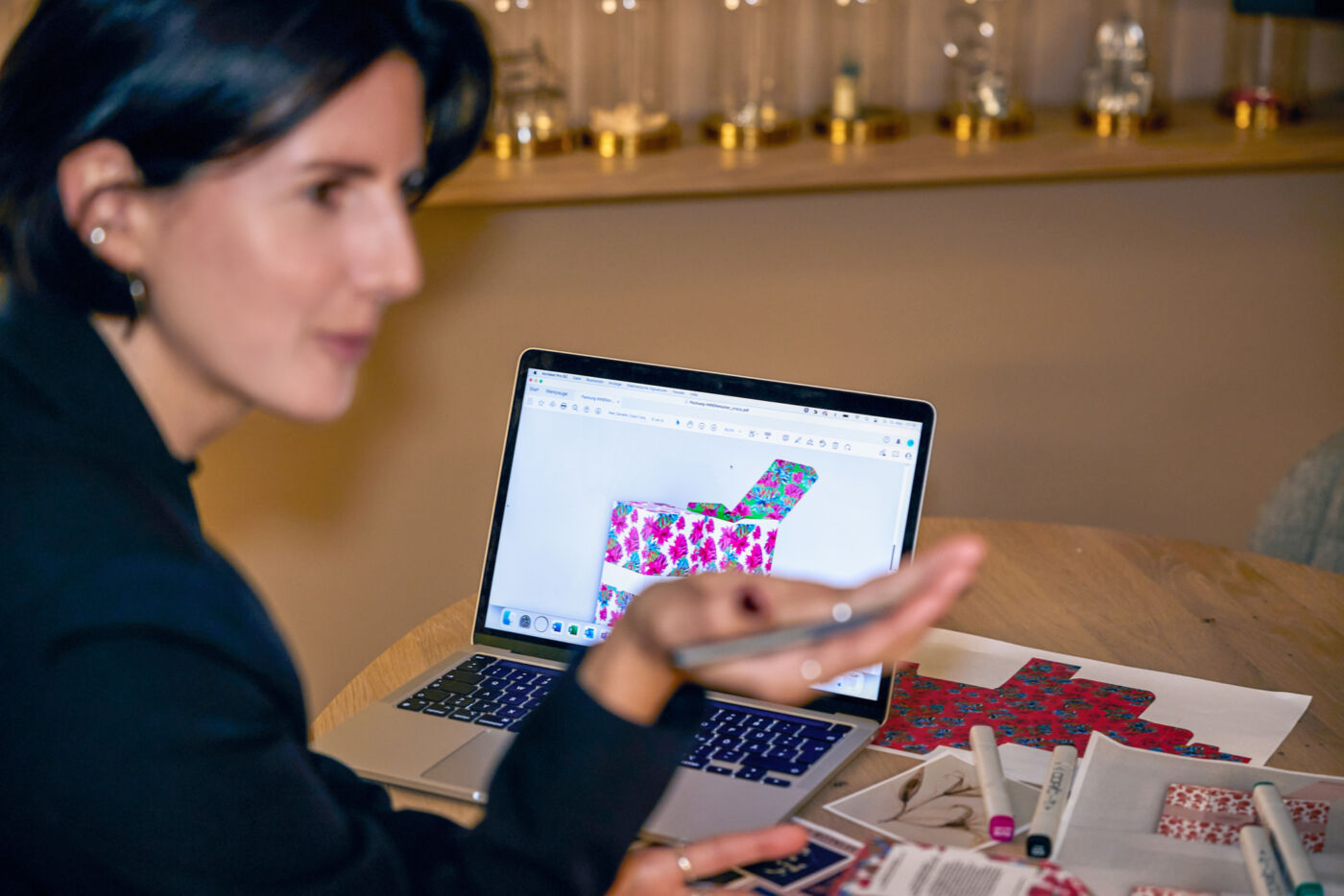 Senior Creative Danielle Grosch-Ruppersberg entwarf die Faltschachtel (Foto: Nadine Seuss)