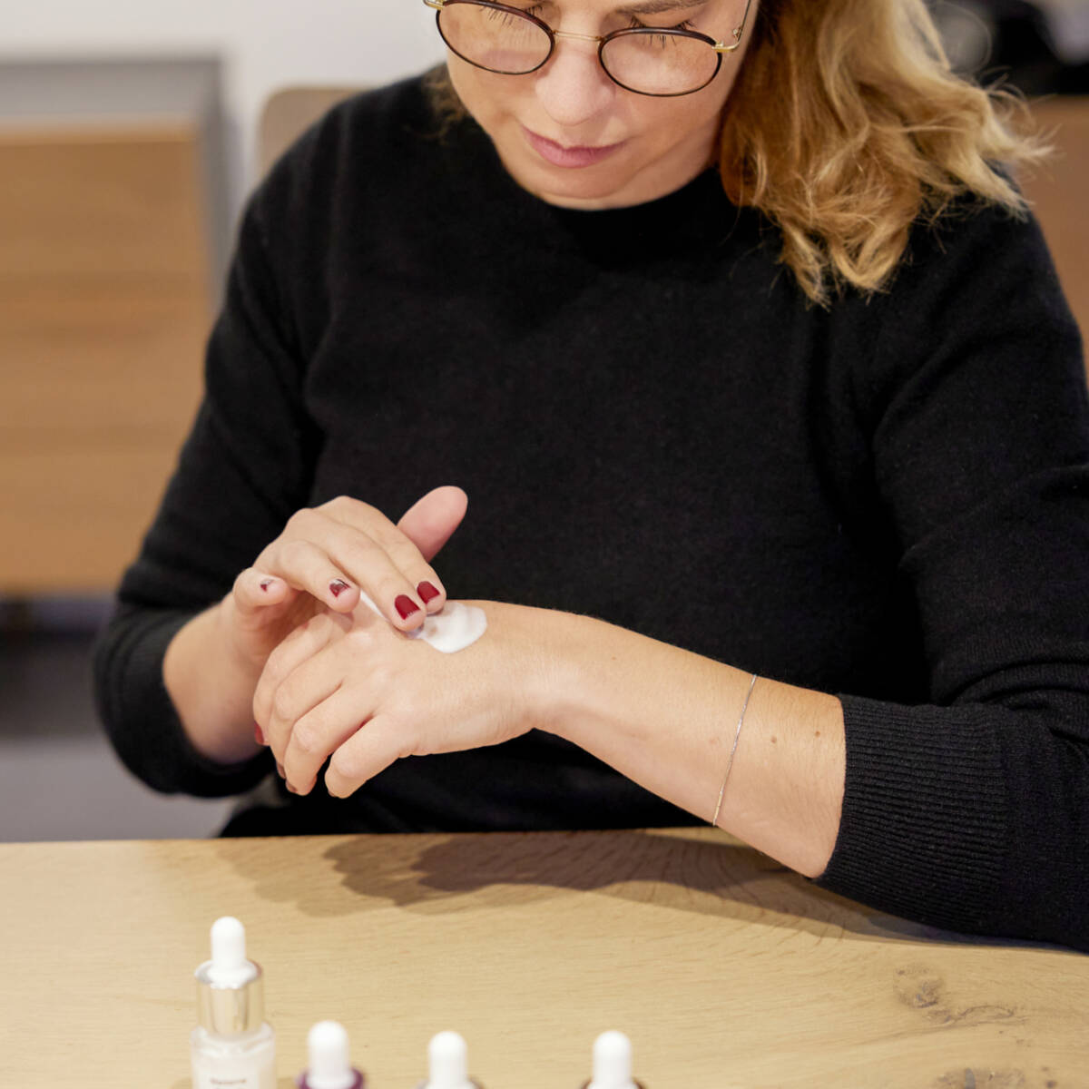 Nicola Vidic, Beauty & Health Director von MADAME, testete unzählige Texturen und Düfte (Foto: Nadine Seuss)